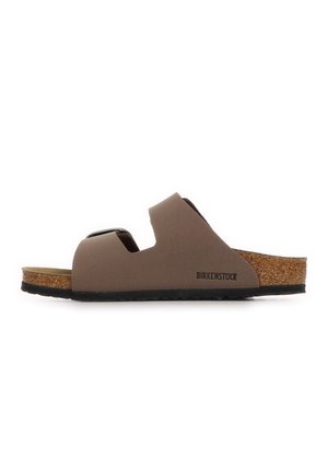 Sandale Birkenstock marron avec deux larges brides, boucle réglable, semelle en liège et semelle noire, vue de côté.