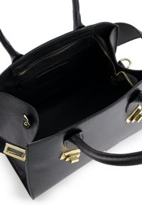Sac à main en cuir noir avec une surface texturée, accessoires en métal doré, intérieur ouvert avec une poche zippée et deux poignées.