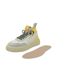 Baskets montantes en cuir beige, accents en suède gris, lacets verts et talon jaune. Semelle intérieure amovible. Semelle extérieure en caoutchouc texturé.