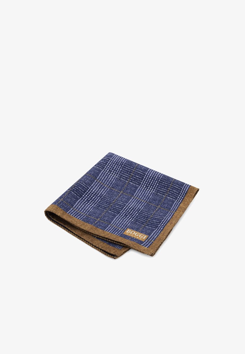 Pochette pliée à carreaux bleu et marron avec une étiquette visible "BOGGI" dans le coin.