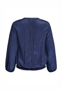 Temno modra bluza z dolgimi rokavi, z gubasto teksturo in elastičnim pasom, prikazana s hrbtne strani.