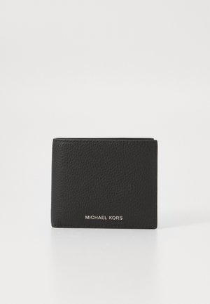 Portefeuille bi-fold en cuir noir texturé avec le logo doré de Michael Kors sur le devant, sur fond blanc.