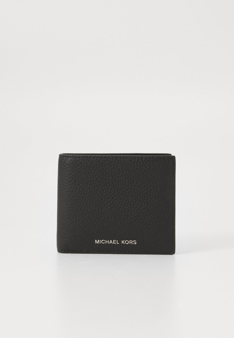 Zwart gedrukt lederen bi-fold portemonnee met gouden Michael Kors-logo aan de voorkant tegen een witte achtergrond.