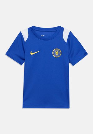 Blauw Nike sportshirt met korte mouwen, witte schouderaccenten en gele Chelsea Football Club-logo op de borst.