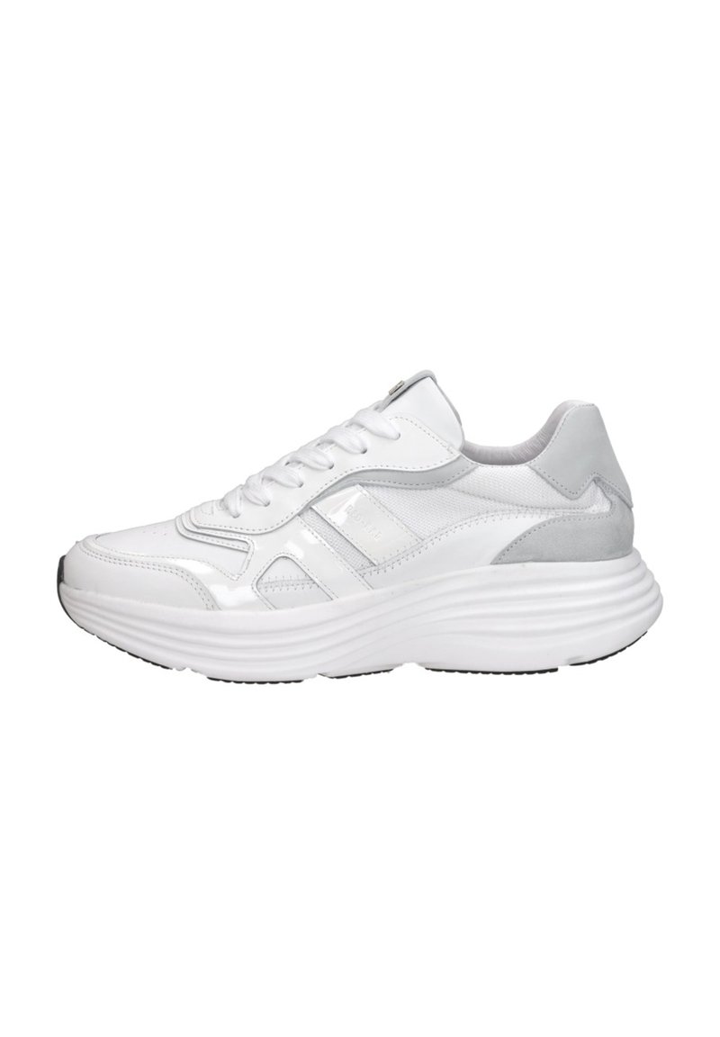 Witte sportieve sneaker met een gestructureerde bovenkant, gladde synthetische accenten, een gevoerde tussenzool en een ronde neusontwerp.
