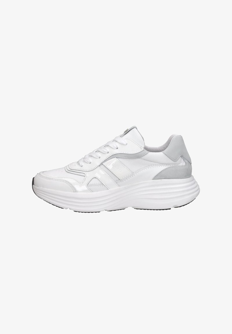 Witte sportieve sneaker met een gestructureerde bovenkant, gladde synthetische accenten, een gevoerde tussenzool en een ronde neusontwerp.