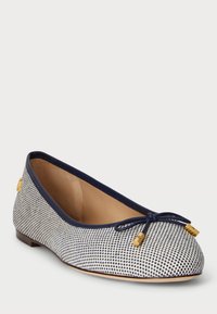 Balerini din piele cu margini bleumarin, cu un model în carouri alb și bleumarin, având o fundiță și un accent din metal aurit.