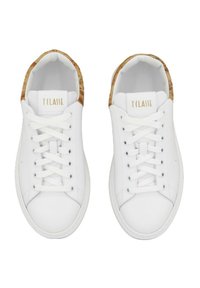 Sneakers bianchi in pelle con un tacco in tessuto beige a fantasia, lacci piatti e etichetta del marchio in oro. Superficie liscia e design della punta arrotondata.