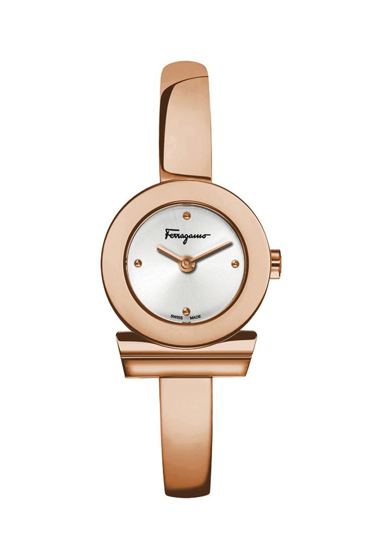 Montre en or rose avec un boîtier rond, un cadran argenté, des marqueurs d'heure minimalistes et un bracelet lisse. Présente le logo "Ferragamo" en haut.