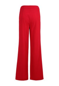 Pantalons larges rouges en tissu lisse, conçus avec une taille haute et deux poches arrière, créant une silhouette épurée.