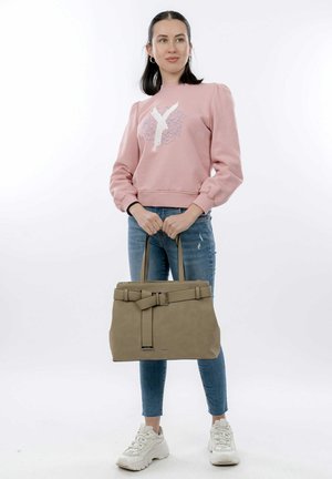 Helle rosa Sweatshirt mit Puffärmeln und weißem Schriftzug, kombiniert mit blauen Slim-Fit-Jeans und einer beigen Handtasche mit Gürteldetails.
