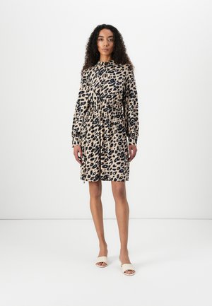 Abito a stampa leopardata con colletto alto, maniche lunghe, vita stretta e gonna fino al ginocchio; realizzato in tessuto leggero.