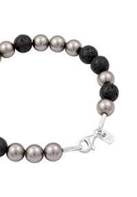 Bracelet comportant des perles alternées en métal gris foncé et en lave noire, avec un fermoir en argent et un détail de pendentif. Finitions lisses et texturées.