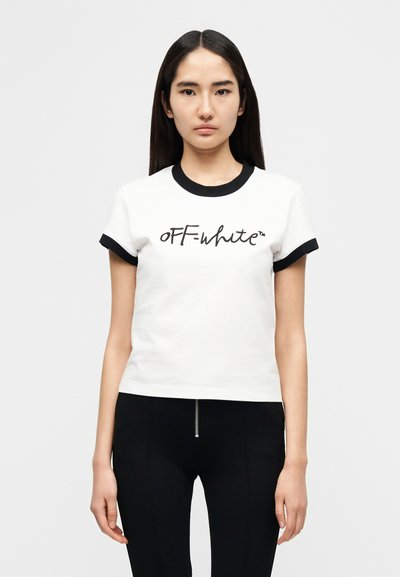 Λευκό κοντομάνικο μπλουζάκι με μαύρο ριμπ λαιμόκοψη και μανσέτες, με μαύρο λογότυπο "oFF-white" τυπωμένο στο μπροστινό μέρος.