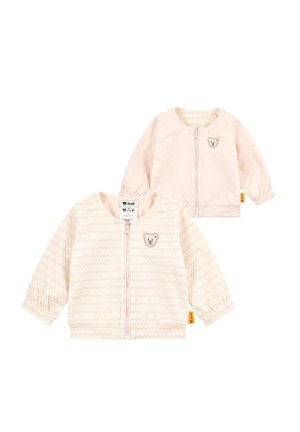 Zwei hellrosa Babyjacken mit Frontreißverschlüssen, elastischen Bündchen und kleiner Bärenkopf-Stickerei auf der Brust, vorne und hinten dargestellt.