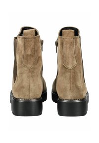 Botas de tobillo de ante marrón con un acabado texturizado, que cuentan con una suela de goma negra y cremalleras laterales para un fácil acceso.