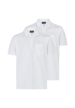 Dwie proste białe koszulki polo z krótkim rękawem, kołnierzykiem, kieszeniami na piersi z przodu oraz zamkami na pół, ułożone nachodzące na siebie na białym tle.