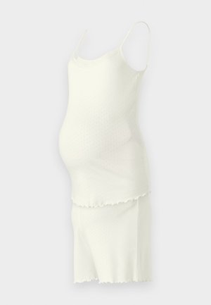 Ensemble de nuit de maternité blanc avec des bretelles spaghetti ajustables, une texture à pois et des bords festonnés sur le haut et les shorts, fabriqué à partir d'un tissu doux.