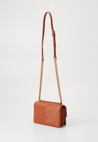 Brūns izšūts ādas crossbody soma ar zelta ķēdes siksnu un regulējamu ādas akcentu. Iezīmes diagonālā šuvē un logotipa detalizācija.