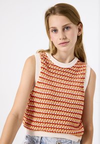 Mouwloze gebreide top met een gestreept patroon in oranje, rood en crèmekleurig, met een geribbelde halslijn en zoom. Zachte textuur en ontspannen pasvorm.