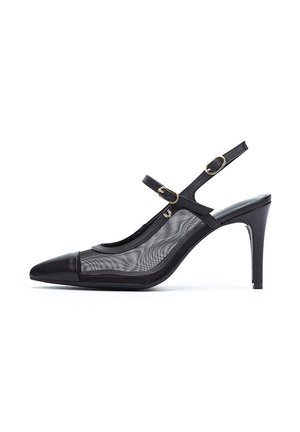Tacones altos negros de tipo slingback con punta afilada, paneles de malla, acentos de cuero y detalle de hebilla en tono dorado en la correa.