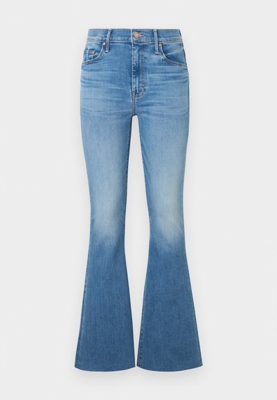 Világoskék, bővülő szárú farmernadrág magas derékkal, farmer anyagból. A térd körül kifakulással és klasszikus öt zsebes kialakítással, fém gombos záródással.