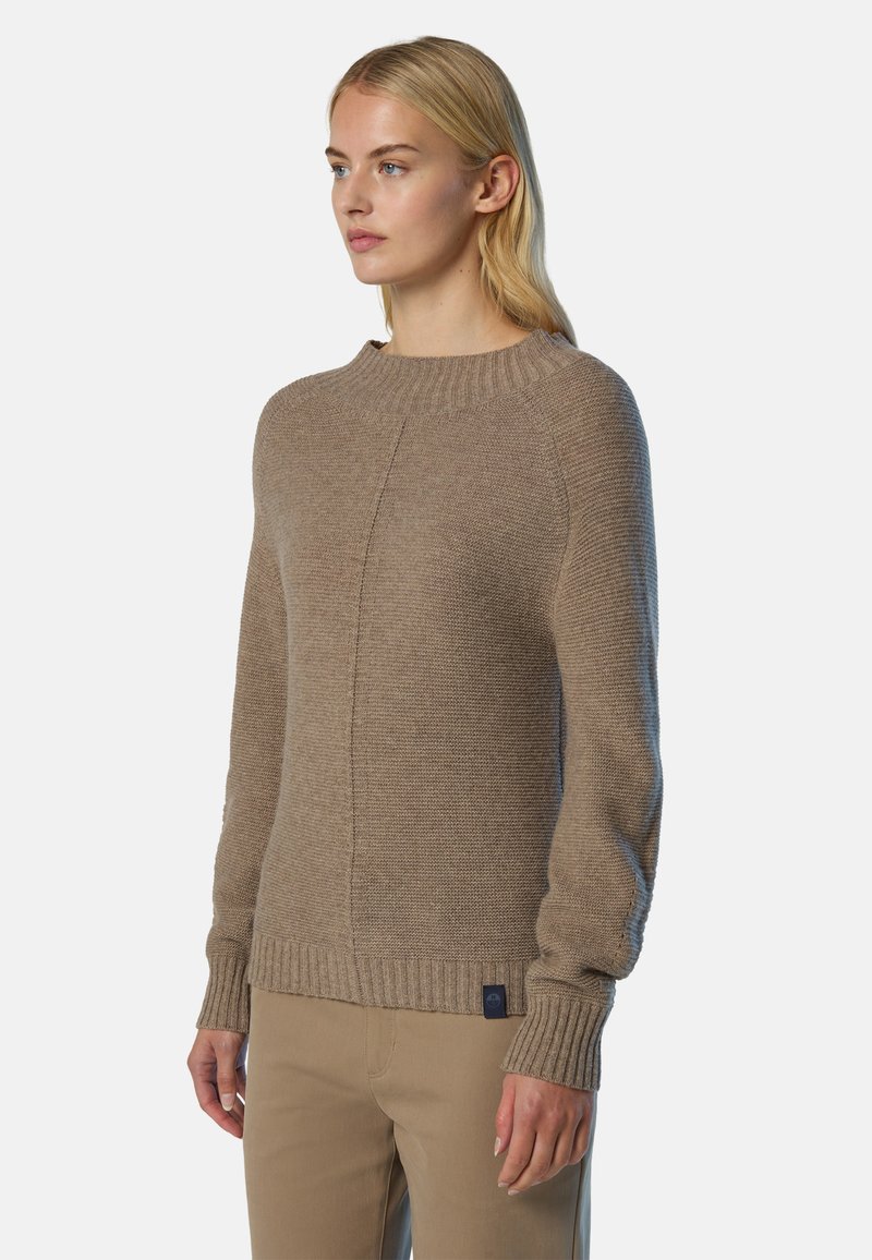 Beige gestrickter Pullover mit rundem Halsausschnitt, gerippten Bündchen und einem strukturierten Stickmuster. Mit einem kleinen Logostickat an dem Saum.