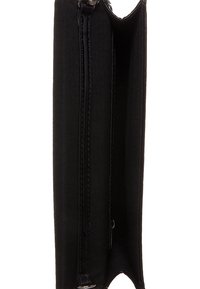 Musta lompakko, jossa on sileä pinta, vetoketjullinen osasto ja pystysuuntainen rakenne, jossa on hienovarainen tekstuuri ja siistit tikkaus.