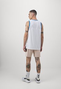 Under Armour BASELINE SHORT - Calções desportivos - tetra gray/black