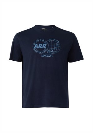 Marineblaues kurzärmliges T-Shirt mit hellblauem Globus und Sternen, Text "A.R.R" und römischen Zahlen MMXXVI in der Mitte vorne.