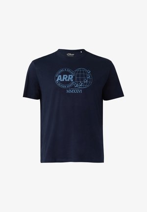 Granatowy t-shirt z krótkim rękawem z jasnoniebieskim graficznym globusem i gwiazdami, napisem "A.R.R" oraz rzymskimi cyframi MMXXVI na środku przedniej strony.