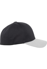 Cappellino da baseball con corpo in tessuto nero e visiera grigio chiaro. Il cappellino ha una visiera curva e un design a sei pannelli con fori per la ventilazione.
