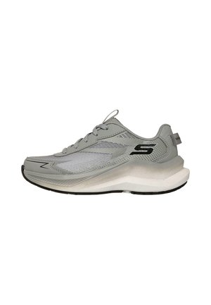 Zapatilla deportiva de color gris claro con parte superior de malla y sintético, cuello acolchado, cierre con cordones, suela gruesa blanca acolchada y logo negro de Skechers.