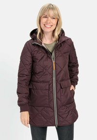 Gepolsterte, kastanienbraune Steppjacke mit Kapuze, Frontreißverschluss und zwei großen Seitentaschen. Verfügt über gerippte Bündchen und ein Design bis zur Mitte des Oberschenkels.
