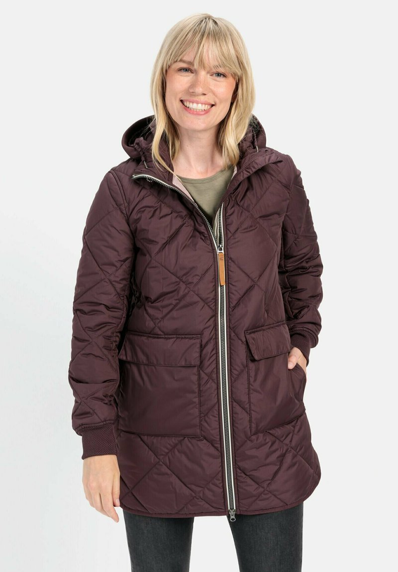Gepolsterte, kastanienbraune Steppjacke mit Kapuze, Frontreißverschluss und zwei großen Seitentaschen. Verfügt über gerippte Bündchen und ein Design bis zur Mitte des Oberschenkels.