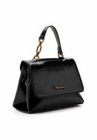 Sac à main noir brillant avec rabat, chaîne dorée et poignée en cuir, petit logo doré de la marque au centre du devant.