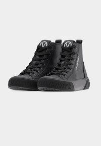Μαύρα ψηλά αθλητικά παπούτσια από λείο συνθετικό υλικό, με υφασμένα λαστιχένια πέλματα, σχέδιο με κορδόνια και διακοσμητικά λογότυπα στη γλώσσα.