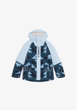 Sininen ja laivastonsininen kuviollinen takki korkealla kauluksella, täysipitkällä vetoketjulla ja kahdella sivutaskulla; siinä on geometrisia muotoja ja kontrastisia kankaiden tekstuureja.