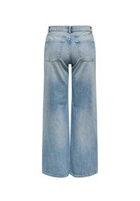 Los pantalones vaqueros de pierna amplia en un azul claro presentan una cintura alta, dos bolsillos traseros y un acabado limpio. La tela tiene una suave textura de mezclilla con un desvanecimiento mínimo.