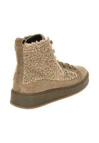 Bruine hoge sneakers met een bovenwerk van textuurwol en gladde suède accenten; rubberen zool met geribbelde details, vetersluiting.