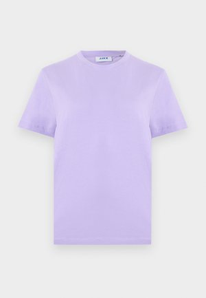 Lavendelfärgad T-shirt med kort ärm och rund hals, med en JJXX-märkesetikett inuti kragen, visad på vit bakgrund.