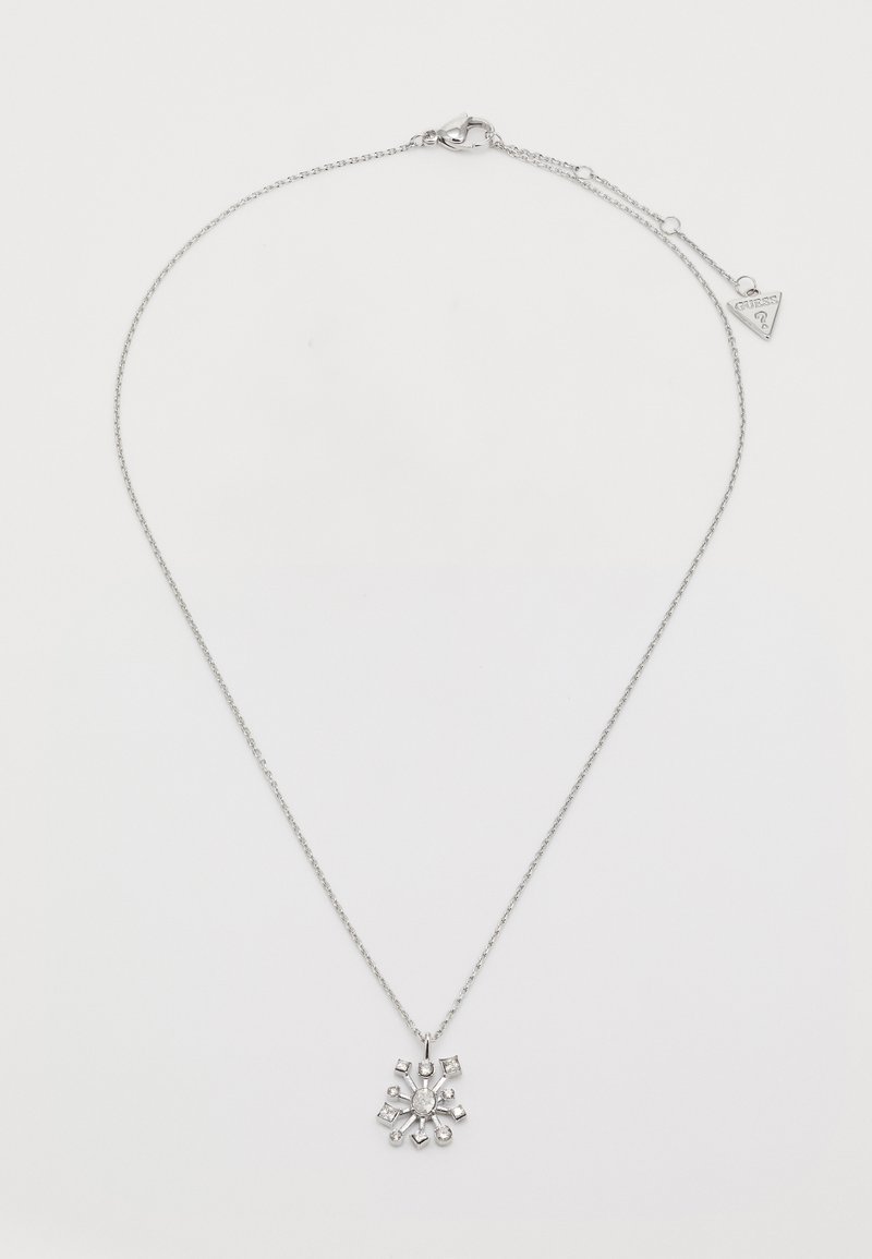 Collier en chaîne argentée avec un pendentif en forme de flocon de neige orné de cristaux transparents ronds et carrés, fermé par un fermoir à ressort.