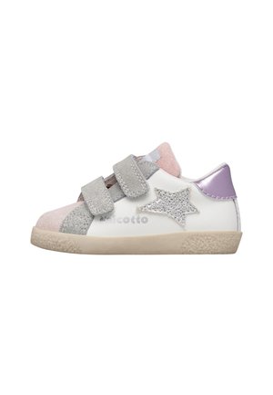 Scarpa da ginnastica per bambini con base bianca, punta e linguetta rosa, stella argentata e cinturini, dettaglio sul tallone viola e suola beige testurizzata.
