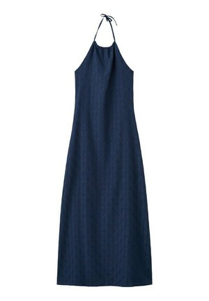 Vestido maxi azul marino con cuello halter y sutil patrón texturizado de diamantes, sin mangas y hasta el suelo.