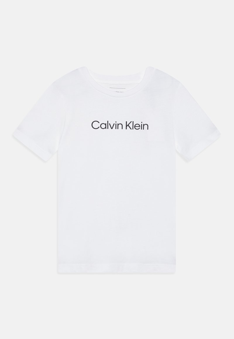 Camiseta de algodón blanca con mangas cortas, que presenta un logotipo negro de "Calvin Klein" impreso en el pecho con una tipografía moderna y en negrita.
