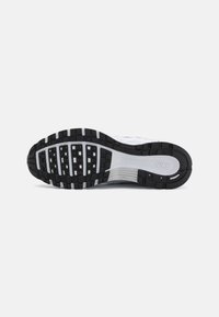 Talpa de adidași Nike, cu o bază din cauciuc texturat negru, un strat intermediar alb de amortizare și modele rectangulare pentru tracțiune.