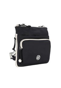 Borsa a tracolla in nylon nero con finiture in argento, dotata di una tasca frontale con zip e dettaglio del logo, accentuata da piping bianco lungo i bordi.