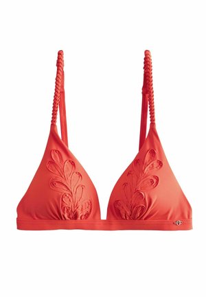 Korallenrotes Bikinioberteil mit geflochtenen Trägern und blattförmiger Stickerei auf den dreieckigen Cups, mit einem kleinen metallischen Logo am Bund.
