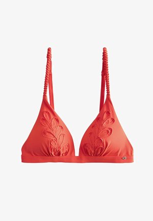 Korallenrotes Bikinioberteil mit geflochtenen Trägern und blattförmiger Stickerei auf den dreieckigen Cups, mit einem kleinen metallischen Logo am Bund.