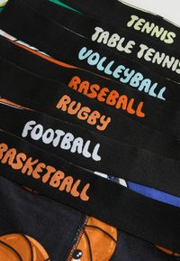 Bandeaux noirs avec texte coloré nommant des sports : tennis, tennis de table, volley-ball, baseball, rugby, football et basketball.